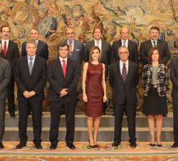 Fotografía de grupo de Su Majestad la Reina con una representación de la Federación Española de Industrias de la Alimentación y Bebidas