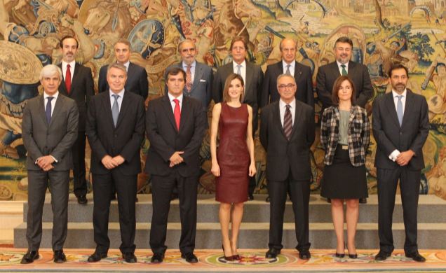 Fotografía de grupo de Su Majestad la Reina con una representación de la Federación Española de Industrias de la Alimentación y Bebidas