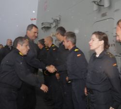 Don Felipe recibe el saludo de los partipante en el ejercicio