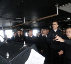 Don Felipe en el puente de mando observa el despliegue de los buques participantes