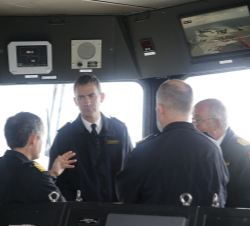 Don Felipe recibe instrucciones, en el puente de mando, de como se desarrollará el ejercicio 
