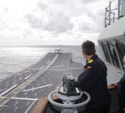 Don Felipe observa el despegue del Harrier AV-8B