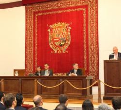 Vista de la mesa presidencial durante la intervención del ministro de Asuntos Exteriores y de Cooperación