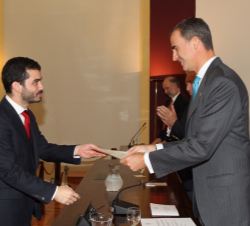 Su Majestad el Rey entrega el despacho a uno de los nuevos secretarios de Embajada de la LXVII Promoción de la Carrera Diplomática
