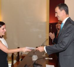 Su Majestad el Rey entrega el despacho a una de las nuevas secretarias de Embajada de la LXVII Promoción de la Carrera Diplomática
