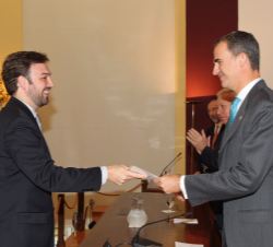 Su Majestad el Rey entrega el despacho a uno de los nuevos secretarios de Embajada de la LXVII Promoción de la Carrera Diplomática