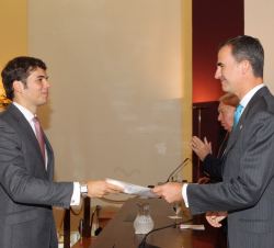 Su Majestad el Rey entrega el despacho a uno de los nuevos secretarios de Embajada de la LXVII Promoción de la Carrera Diplomática