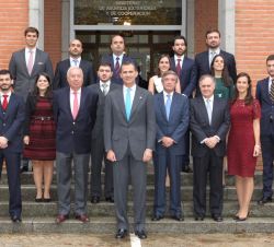 Su Majestad el Rey, el ministro de Asuntos Exteriores y de Cooperación y el subsecretario de Asuntos Exteriores y de Cooperación, con la LXVII Promoci