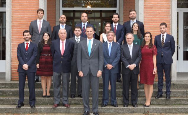 Su Majestad el Rey, el ministro de Asuntos Exteriores y de Cooperación y el subsecretario de Asuntos Exteriores y de Cooperación, con la LXVII Promoci