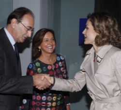 Su Majestad la Reina recibe el saludo del presidente del Real Instituto Elcano, Emilio Lamo de Espinosa