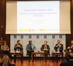 Vista de los participantes en la mesa redonda