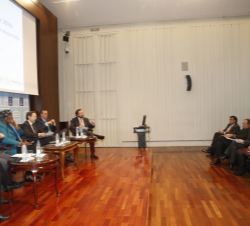 Vista del salón durante el desarrollo de la mesa redonda