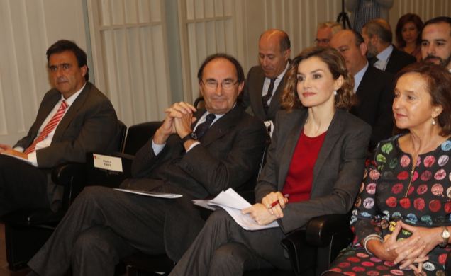 Doña Letizia, junto a la directora de la Biblioteca Nacional de España y el presidente del Real Instituto Elcano, durante la mesa redonda