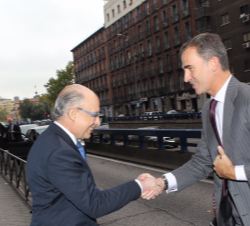 Su Majestad el Rey recibe el saludo del ministro de Hacienda y Administraciones Públicas, Cristóbal Montoro
