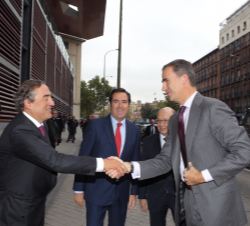 Su Majestad el Rey recibe el saludo del presidente de la Confederación Española de Organizaciones Empresariales (CEOE), Juan Rosell