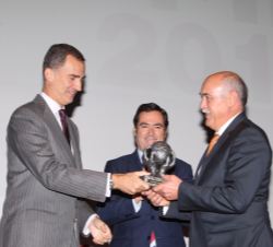 Don Felipe entrega la Mención especial de la Fundación ONCE a Antonio Ramírez presidentede TS Tecnove Security SL.