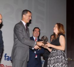 Don Felipe entrega el premio Empresario Autónomo del año a Margarita Saiz, gerente de Limpiezas Cleymar