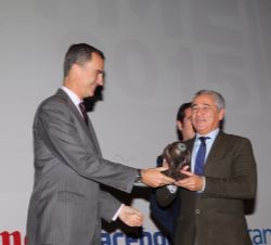 Don Felipe entrega el premio Pyme Innovación Tecnológica a Benito Orihuel, director general de Productos Citrosol