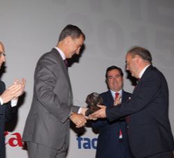 Don Felipe entrega el premio Pyme Desarrollo Internacional a Andrés Hernando, director general de Hiperbaric