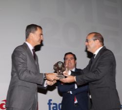 Don Felipe entrega el premio Pyme Creación de Empleo a Christophe Cassand, consejero Delegado de Telecoming