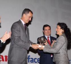 Don Felipe entrega el premio Pyme Proyecto Emprendedor a Elena García Armada, socia fundadora de Marsi Bionics