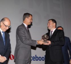 Don Felipe entrega el premio Pyme del Año a Ignacio Muñoz, consejero Delegado de Molecor Tecnologíca
