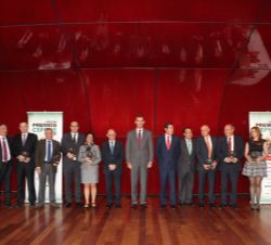 Don Felipe con las autoridades presentes y los galardonados en la entrega de los Premios