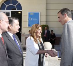 Su Majestad el Rey recibe el saludo de la presidenta de la Junta de Andalucía, en presencia del delegado del Gobierno en Andalucía y el alcalde de Mál