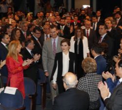 Sus Majestades los Reyes reciben una calurosa bienvenida a su llegada al Teatro Cervantes de Málaga