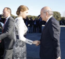 Su Majestad la Reina recibe el saludo del ministro del Interior, Jorge Fernández Díaz