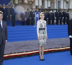 Su Majestad la Reina ocupa su lugar para la entrega de la Bandera de España, junto al director general y el director adjunto operativo de la Policía