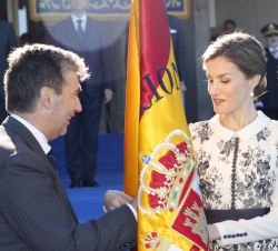 Doña Letizia recibe la Bandera de España del manos del director general de la Policía, Ignacio Cosidó