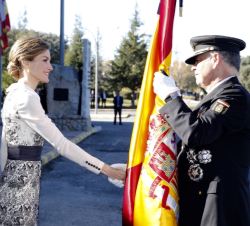 Doña Letizia hace la entrega oficial de la Bandera de España al director adjunto operativo de la Policía, Eugenio Pino
