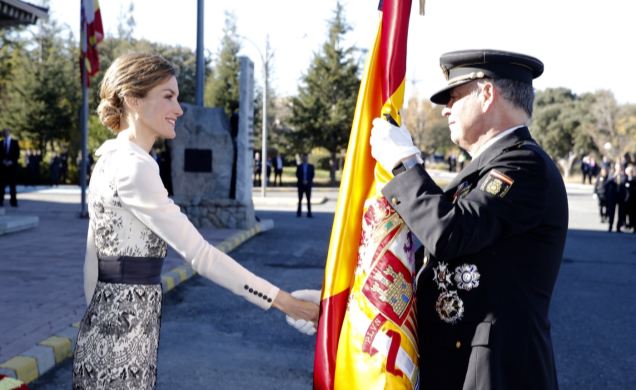 Doña Letizia hace la entrega oficial de la Bandera de España al director adjunto operativo de la Policía, Eugenio Pino