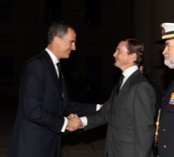 Su Majestad el Rey saluda a su llegada a Pedro de Borbón-Dos Sicilias