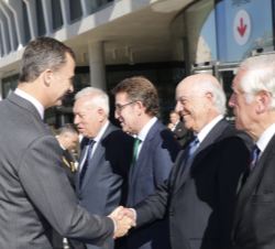Su Majestad el Rey saluda a su llegada al presidente del BBVA, Francisco González
