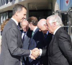 Su Majestad el Rey saluda a su llegada al alto Comisionado del Gobierno para la Marca España, Carlos Espinosa de los Monteros, Marqués de Valtierra