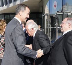 Su Majestad el Rey saluda a su llegada al presidente del Foro de Marcas Renombradas Españolas (FMRE), José Luis Bonet