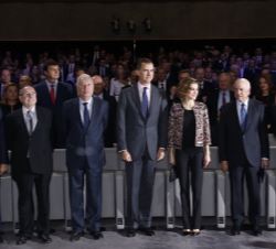 Sus Majestades los Reyes acompañados por las autoridades presentes en el acto