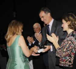 Don Felipe entrega el galardón en la categoría de Cultura y Comunicación a Ainhoa Arteta