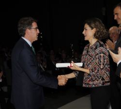 Doña Letizia entrega el galardón en la categoría de Relaciones Institucionales a Alberto Núñez Feijoo, Presidente de la Xunta de Galicia como represen