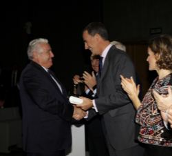 Don Felipe entrega el galardón en la categoría de Acción Social a Rafael del Río, Presidente de Cáritas España
