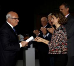 Doña Letizia entrega el galardón en la categoría de Gestión Empresarial a Ramón Reñón, Director General Adjunto al Presidente y Consejero Delegado de 