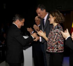 Don Felipe entrega el galardón en la categoría de Turismo y Gastronomía a Joan Roca, que lo recoge en nombre de los Hermanos Roca