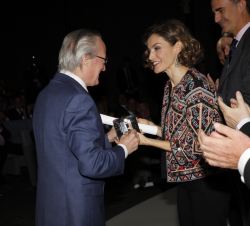 La Reina entrega el galardón en la categoría de Acreditación Extraordinaria a Josep Piqué