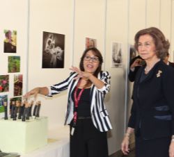 Doña Sofía durante su recorrido por la exposición fotográfica