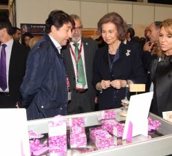 Su Majestad la Reina durante su recorrido por la feria
