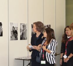 Su Majestad la Reina durante la visita por la exposición fotográfica