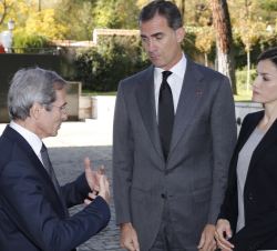Sus Majestades los Reyes atienden las explicaciones del Embajador a su llegada