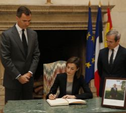 Su Majestad la Reina firma en el libro de condolencias